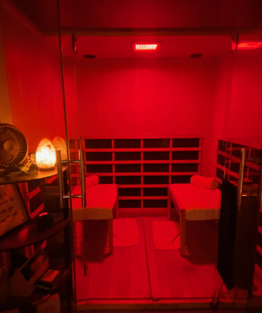 Duo infrared sauna room with red chromotherapy and salt lamp